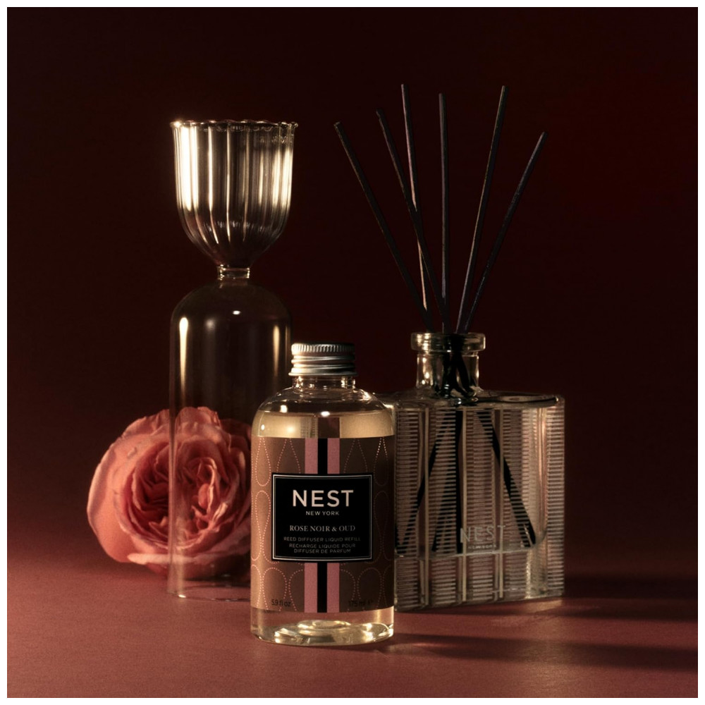 ECTQJHP277L70B_5-1.jpg - Difusor de Varetas NEST New York, Rose Noir Oud 175 ml - Fragrância por até 90 dias - Vidro Reutilizável e Recarregável com 8 Varetas de Rattan 100% N