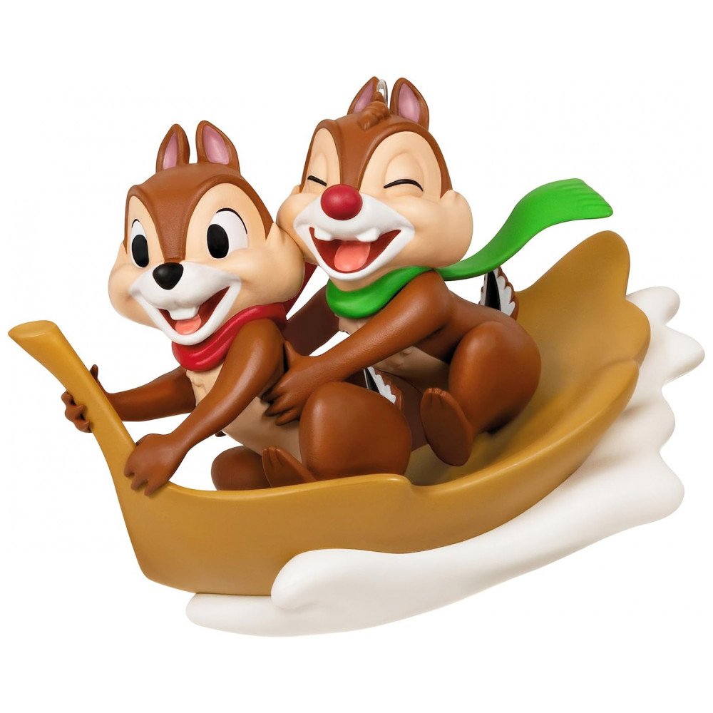 ECTQJJRVNQZB0B_0-1.jpg - Enfeite Natalino Hallmark Keepsake Disney Tico e Teco "Diversão na Neve" Plástico 9,0x6,4x7,5 cm