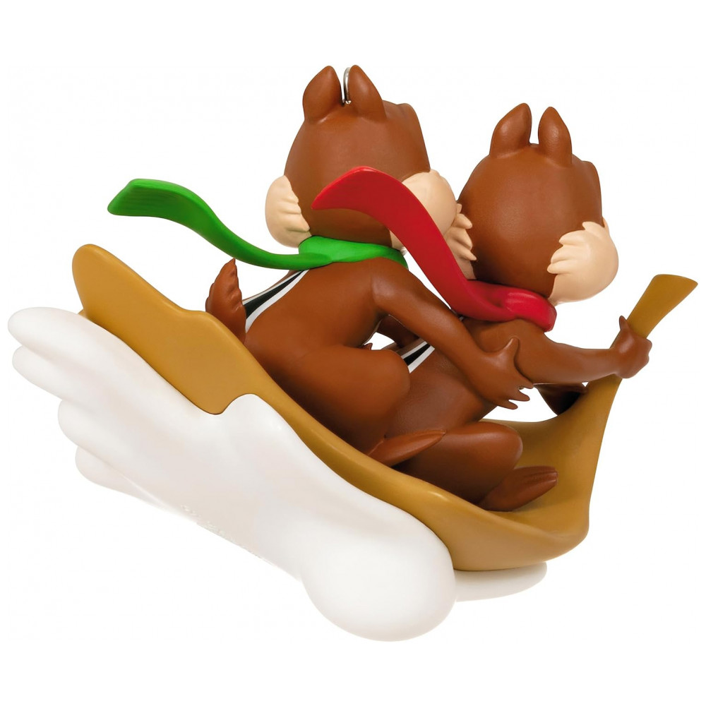 ECTQJJRVNQZB0B_1-1.jpg - Enfeite Natalino Hallmark Keepsake Disney Tico e Teco "Diversão na Neve" Plástico 9,0x6,4x7,5 cm