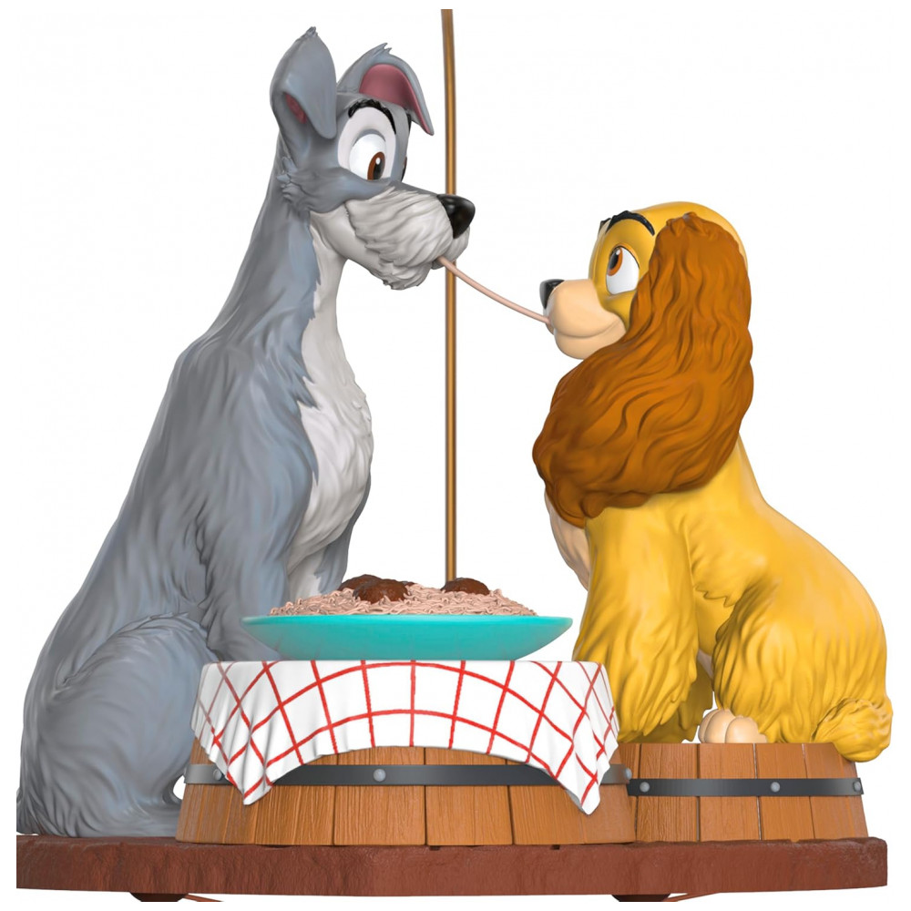 ECTQKSXW93RD0B_4-1.jpg - Enfeite de Natal Hallmark Keepsake 2025, Disney A Dama e o Vagabundo 70º Aniversário Jantar de Espaguete