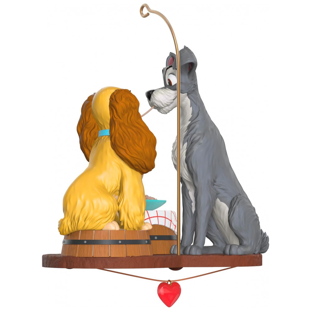 ECTQKSXW93RD0B_5-1.jpg - Enfeite de Natal Hallmark Keepsake 2025, Disney A Dama e o Vagabundo 70º Aniversário Jantar de Espaguete