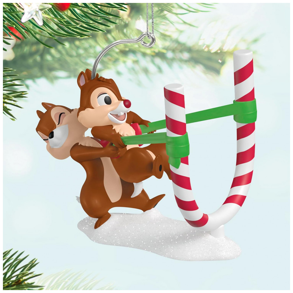 ECTQPZCK93RD0B_2-1.jpg - Ornamento Hallmark Keepsake 2025 Disney Chip and Dale Candy Cane Catapult, Décor Natalino Divertido para Fãs Disney