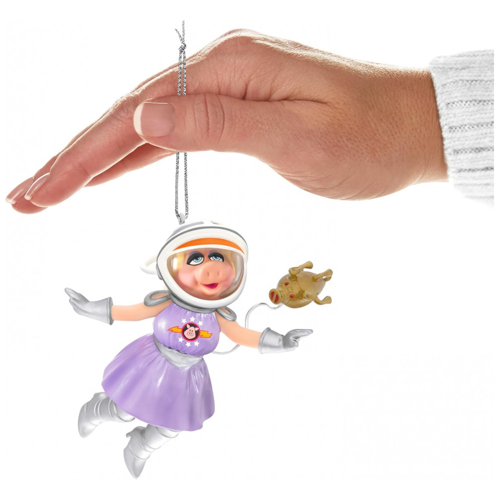 ECTQRR3ND9XC0B_7-1.jpg - Enfeite de Natal Hallmark Keepsake Disney The Muppets First Mate Piggy e The Swinetrek, em Plástico, 10,2 x 9,5 x 7 cm