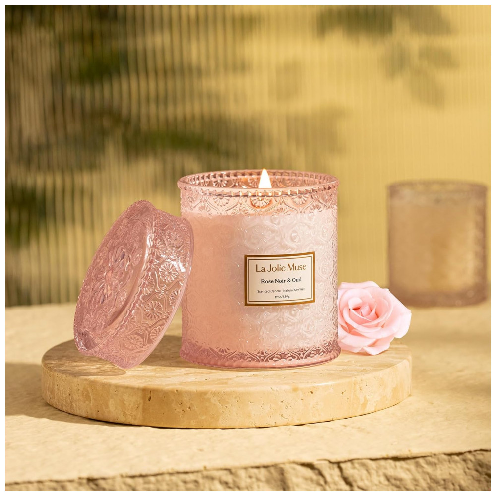 ECTQSMWNPG980B_2-1.jpg - Vela Perfumada LA JOLIE MUSE Rose Noir Oud com Pavio de Madeira de Cerejeira 539 g - Cera de Soja Natural, Queima Limpa por 90 Horas - Decoração Elega