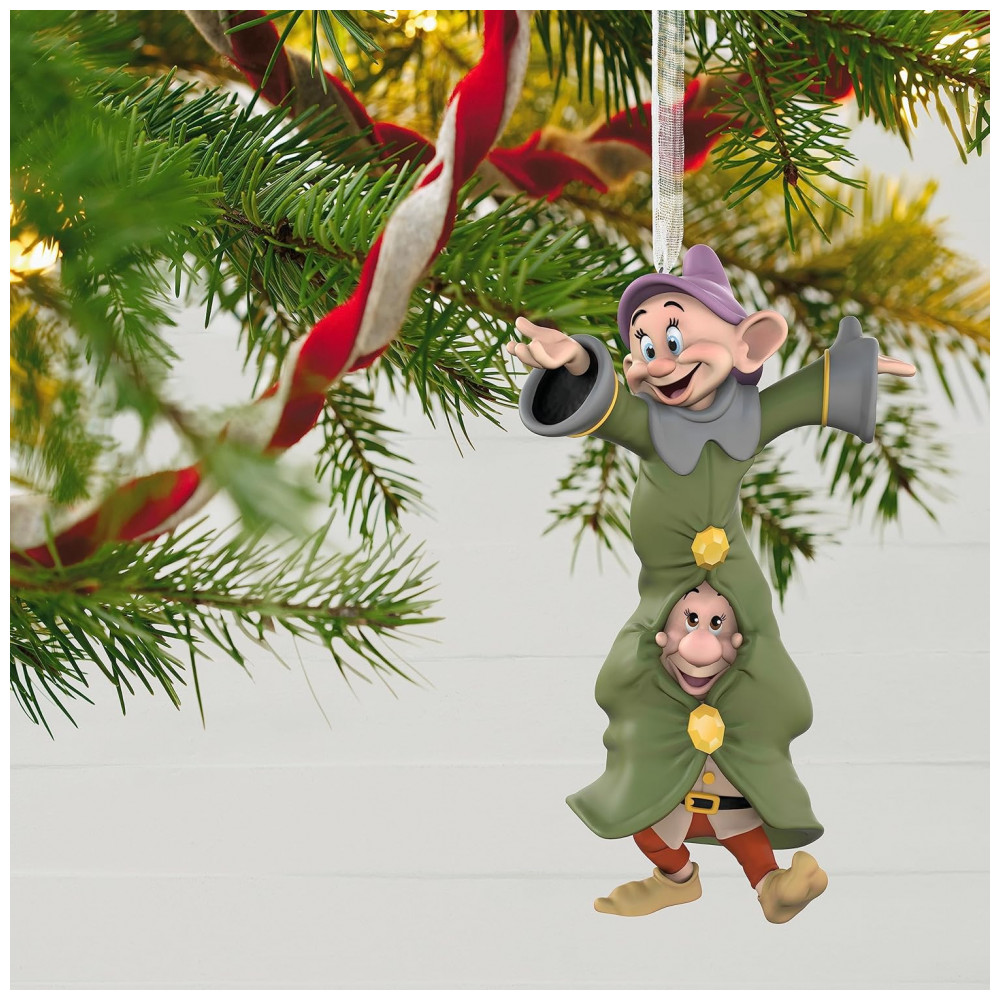 ECTQTLWVKQZB0B_5-1.jpg - Enfeite Natalino Hallmark Keepsake Disney Princesa Branca de Neve Duo Dançante Porcelana 10,8x6,4x4,75 cm 64g