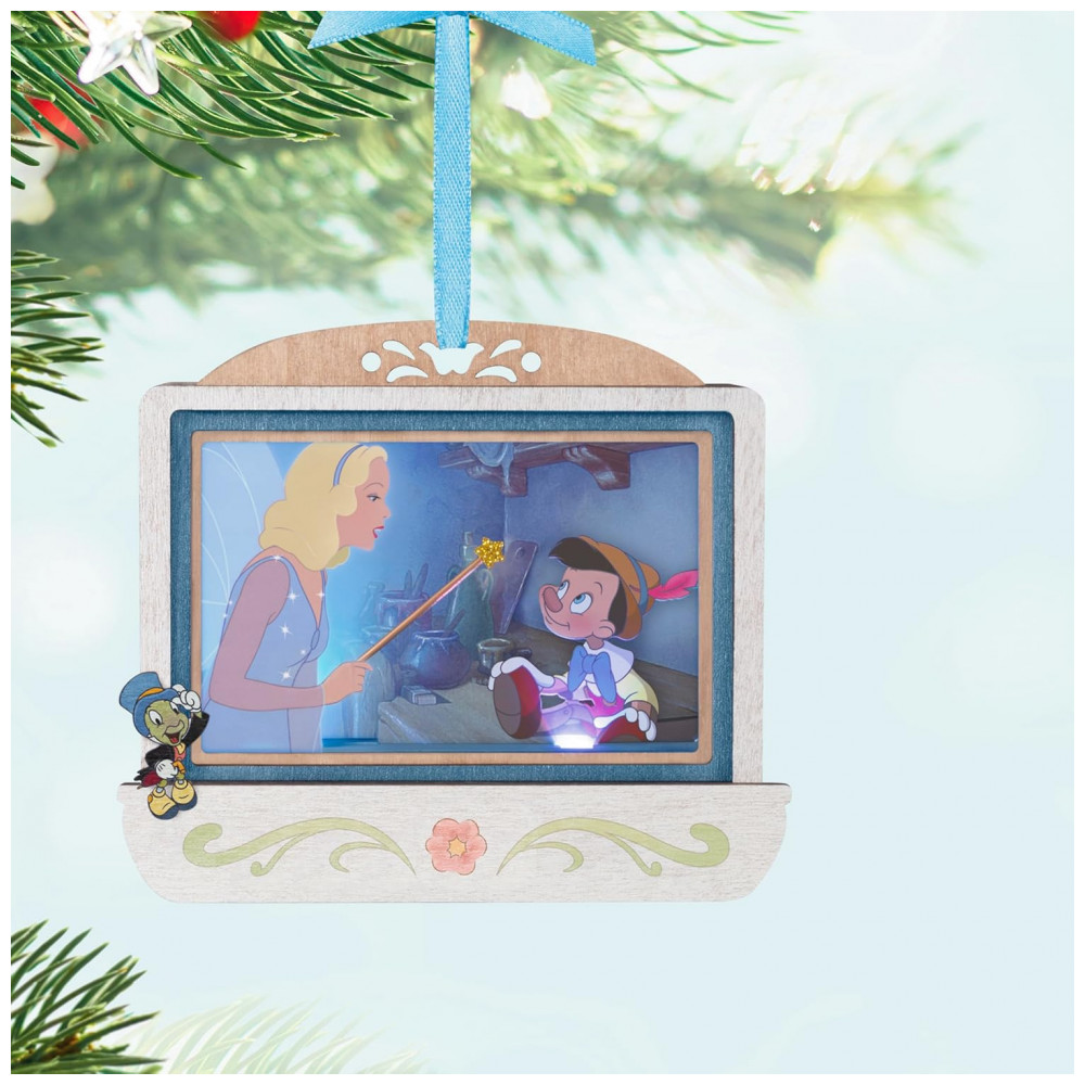 ECTQTT5193RD0B_2-1.jpg - Enfeite de Natal Hallmark Keepsake 2025, Aniversário de 85 anos do Pinóquio da Disney - O Desejo Realizado de Gepeto com Luz