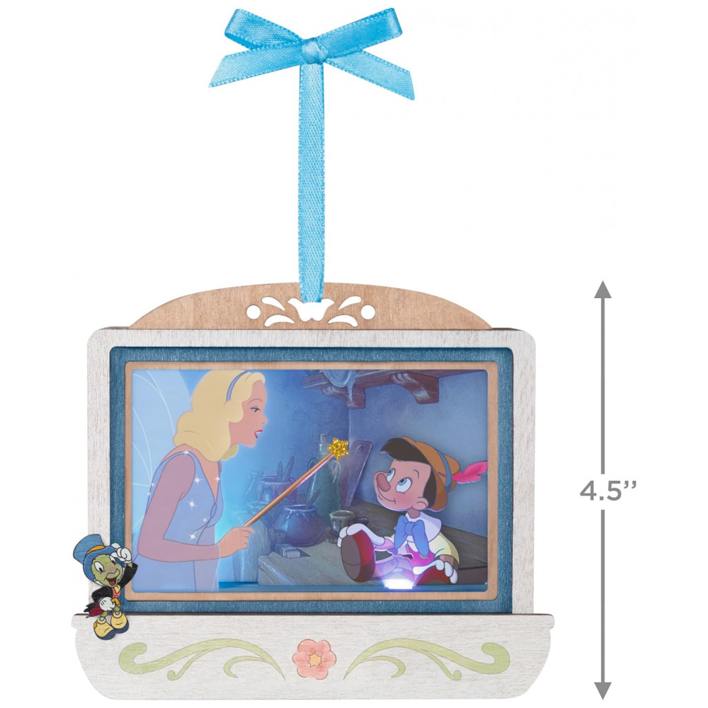ECTQTT5193RD0B_3-1.jpg - Enfeite de Natal Hallmark Keepsake 2025, Aniversário de 85 anos do Pinóquio da Disney - O Desejo Realizado de Gepeto com Luz