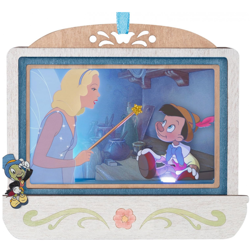 ECTQTT5193RD0B_4-1.jpg - Enfeite de Natal Hallmark Keepsake 2025, Aniversário de 85 anos do Pinóquio da Disney - O Desejo Realizado de Gepeto com Luz