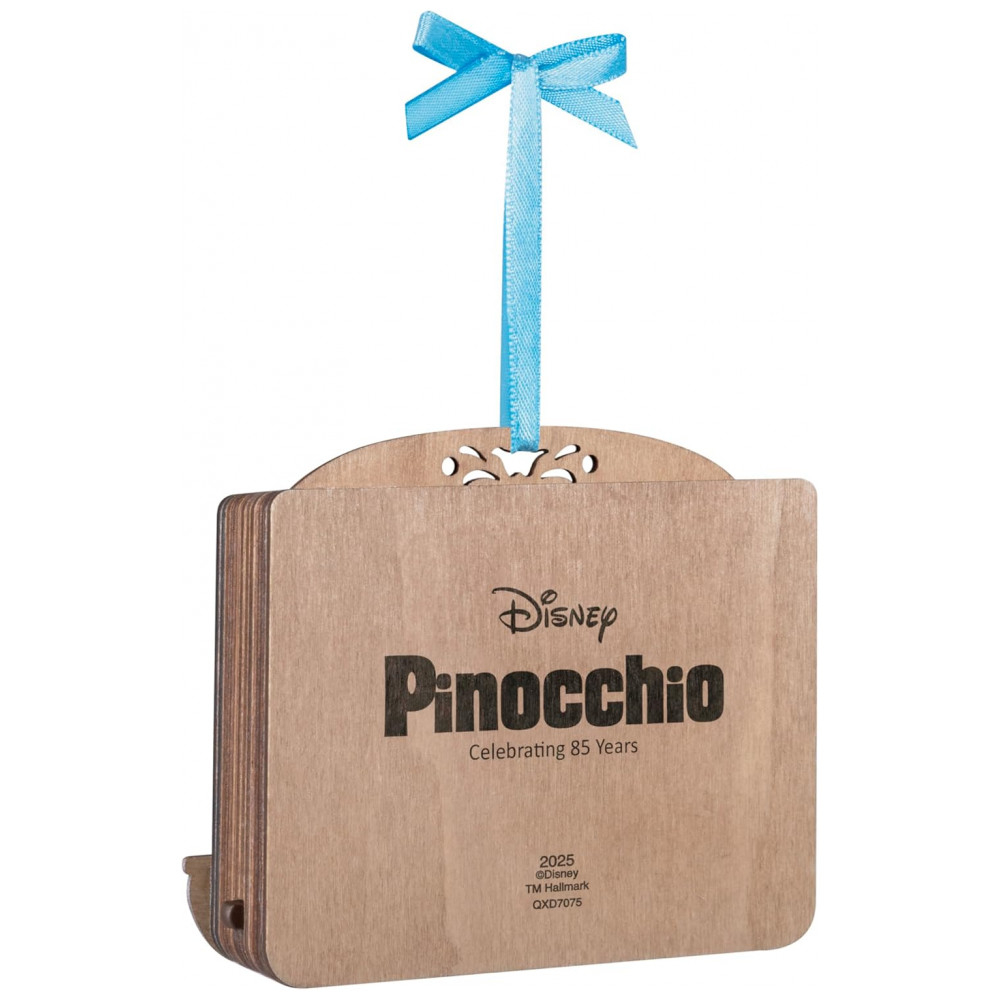 ECTQTT5193RD0B_5-1.jpg - Enfeite de Natal Hallmark Keepsake 2025, Aniversário de 85 anos do Pinóquio da Disney - O Desejo Realizado de Gepeto com Luz