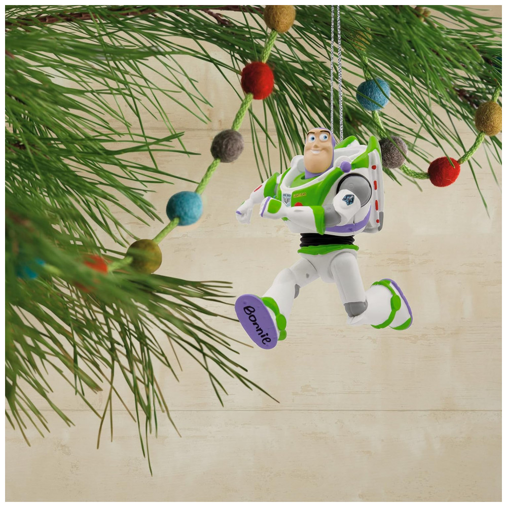 ECTQVJVSQKR90B_4-1.jpg - Enfeite de Natal Hallmark Keepsake Disney/Pixar Toy Story Buzz Lightyear, Resina 6,35x7,62x6,99 cm