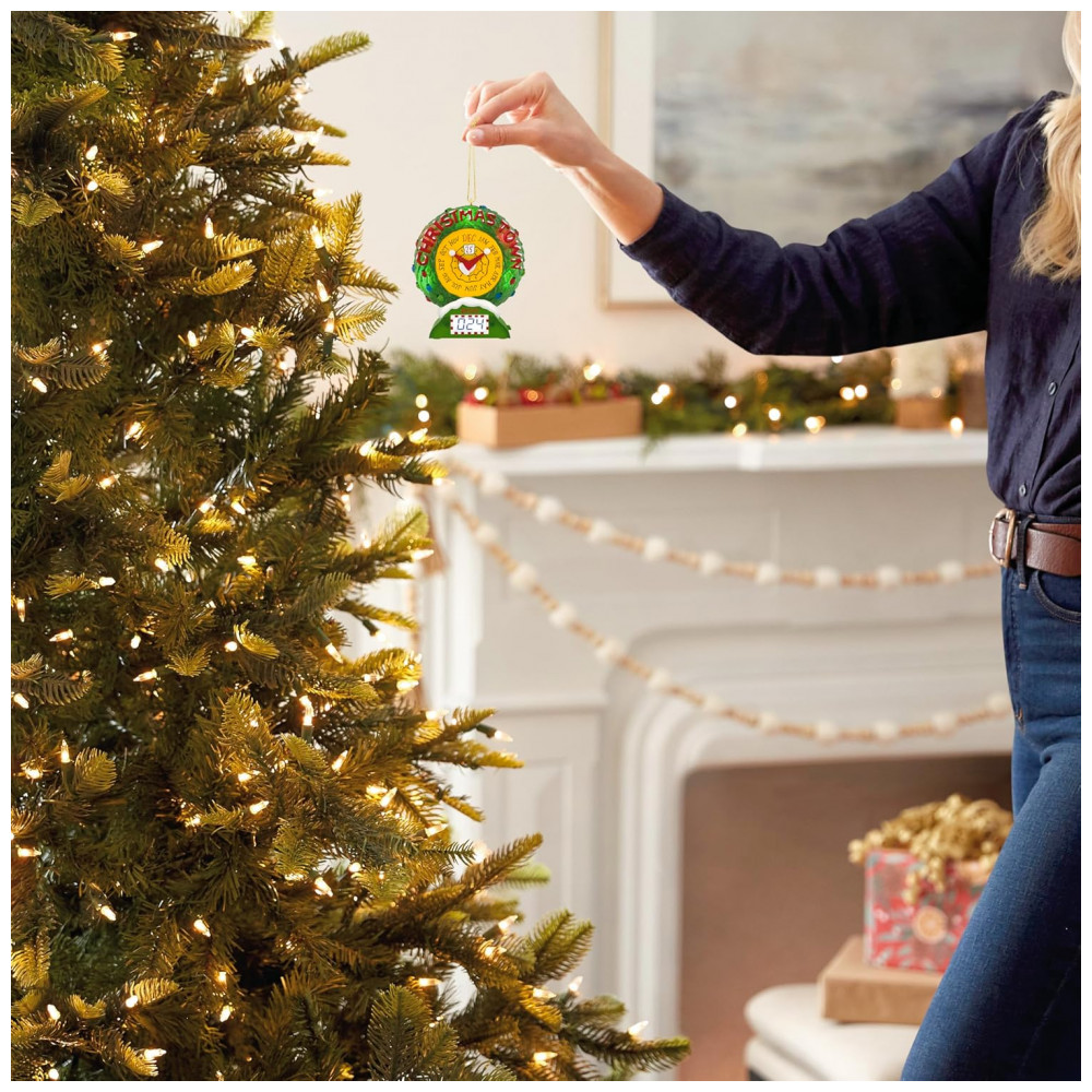 ECTQW5YHKJPD0B_1-1.jpg - Enfeite Natalino Hallmark Keepsake 2025 Disney O Estranho Mundo de Jack Christmas Town Countdown com Luz, Som e Movimento