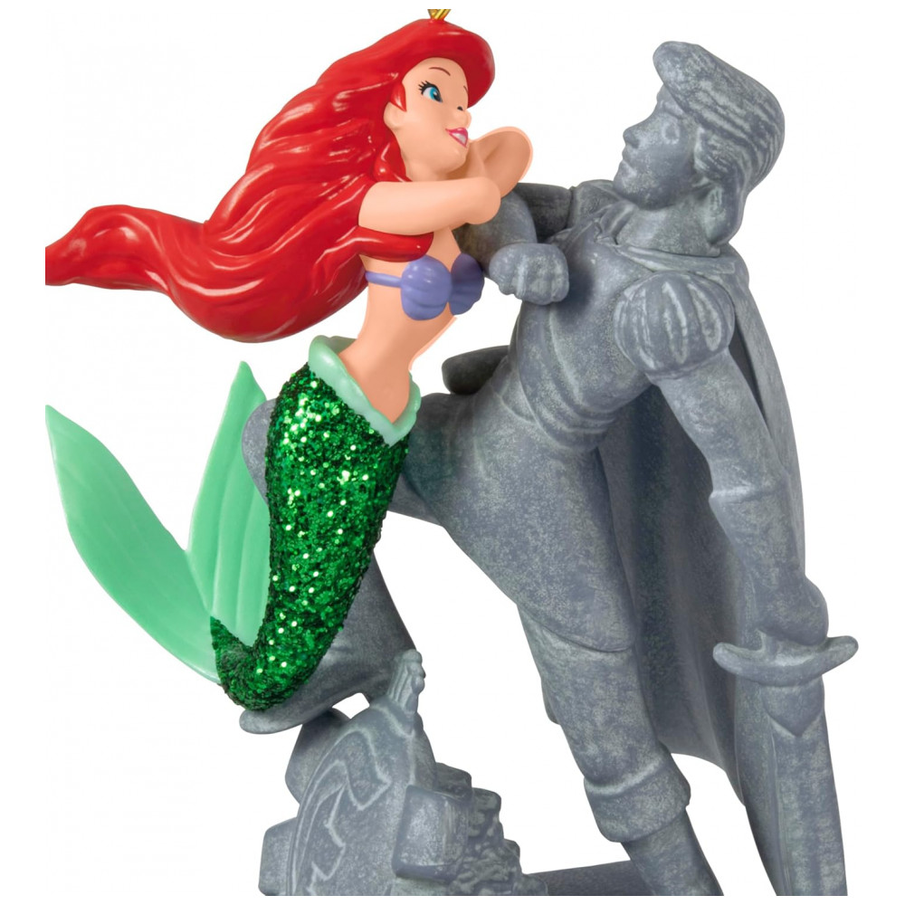 ECTQX9N1TLSD0B_4-1.jpg - Enfeite de Natal Hallmark Keepsake 2025, Disney A Pequena Sereia Ariel e O Príncipe com Som, Presente para Fãs da Disney