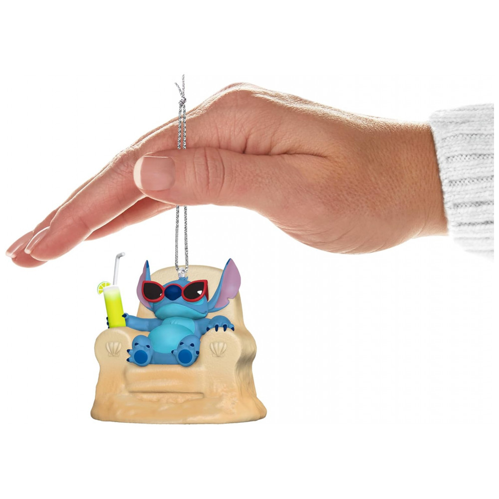 ECTQZ2NQG9XC0B_7-1.jpg - Enfeite de Natal Hallmark Keepsake Disney Lilo & Stitch Sun-Kissed Stitch, Plástico 7x6,6x6,5 cm
