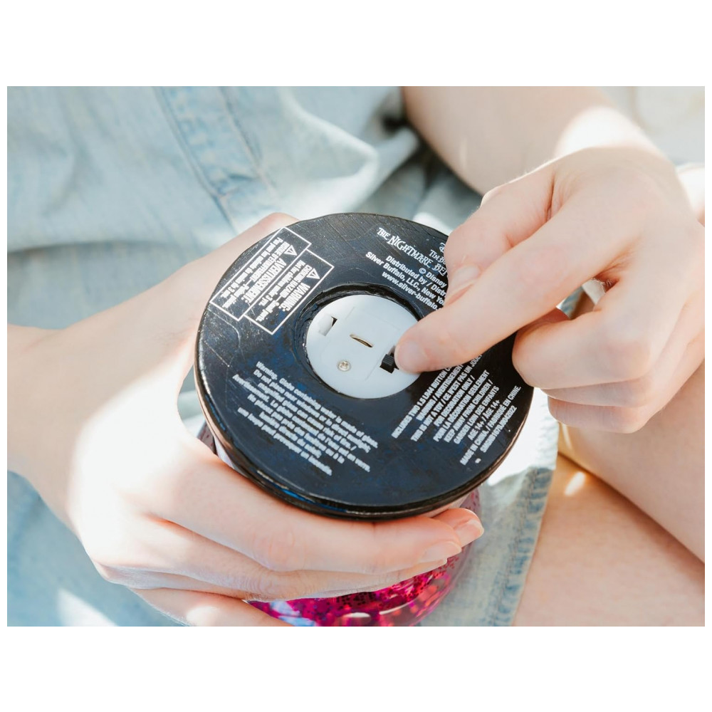 ECTQZ4S1VGJD0B_4-1.jpg - Globo de Neve Iluminado Disney O Estranho Mundo de Jack Forever & Always, 15cm, com Glitter e Música