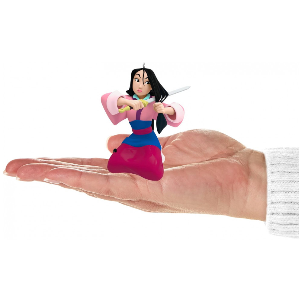 ECTQZ4TNG9XC0B_7-1.jpg - Enfeite de Natal Hallmark Keepsake Disney Princess, Mulan Um Ato de Coragem, Plástico 6,7x7,9x6,4 cm